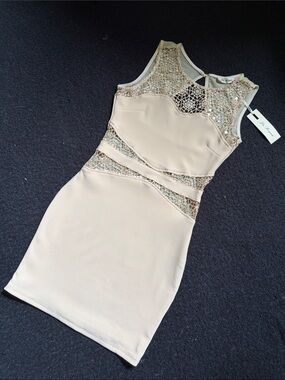 ❄️ NWT LA REYNA WOMENS SIZE SMALL CREAM CUTOUT DRESS